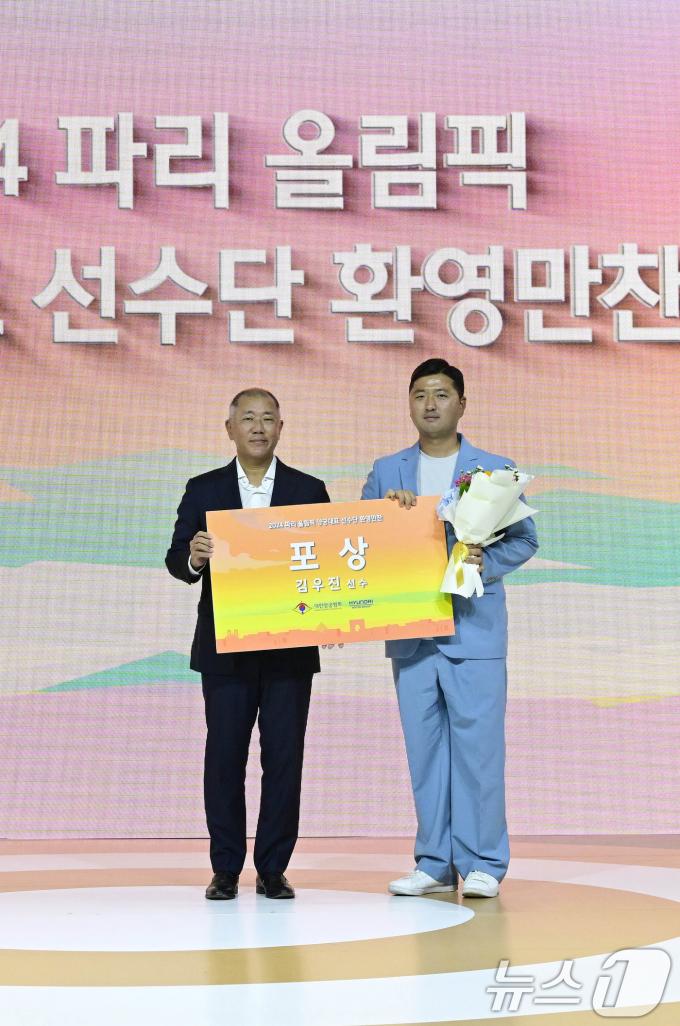 [사진] 8억원의 포상금 받는 '3관왕' 김우진