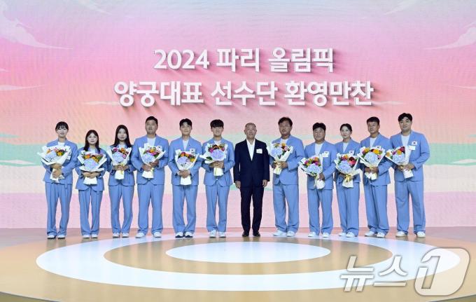 [사진] 양궁대표 선수단과 기념촬영 하는 정의선 회장