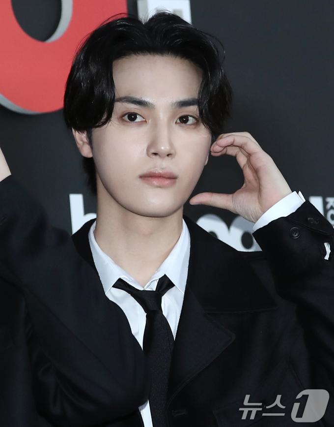 [사진] 주학년, 볼 하트 남신