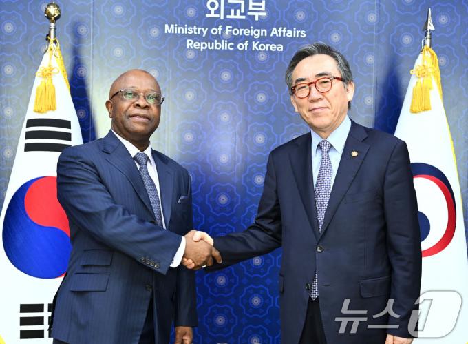 [사진] 이임 앞둔 주한가봉대사 접견하는 조태열 외교부 장관