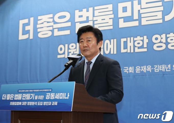 박상철 국회 입법조사처 처장이 10일 오후 서울 여의도 국회 의원회관에서 열린 '더 좋은 법률 만들기를 위한 공동세미나'에서 인사말을 하고 있다. 2023.7.10/뉴스1 ⓒ News1 송원영 기자