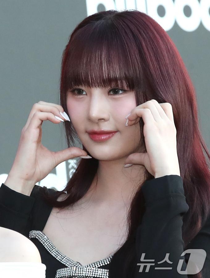 [사진] 피프티피프티 하나, 볼 하트는 두개