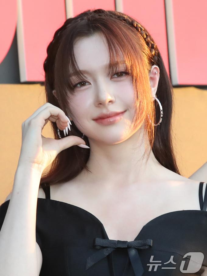 [사진] 피프티피프티 문샤넬, 명품 볼 하트