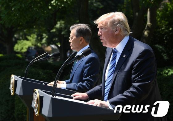 2017년 6월 30일(현지시간) 당시 문재인 대통령과 도널드 트럼프 미국 대통령이 워싱턴 백악관에서 정상회담을 마친 뒤 공동 기자회견을 하고 있다. ⓒ AFP=뉴스1 ⓒ News1 우동명 기자