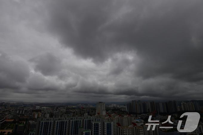 제10호 태풍 산산이 북상 중인 27일 오후 경북 포항시 상공에 태풍이 몰고온 짙은 먹구름으로 뎦여있다. 2024.8.27/뉴스1 ⓒ News1 최창호 기자