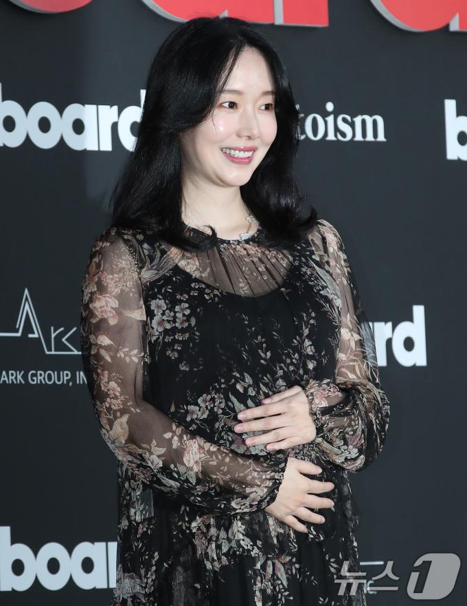 가수 이정현이 27일 서울 중구 신라호텔 영빈관에서 열린 ‘빌보드 케이 파워 100(Billboard K POWER 100)’ 행사에서 포즈를 취하고 있다. ⓒ News1 권현진 기자
