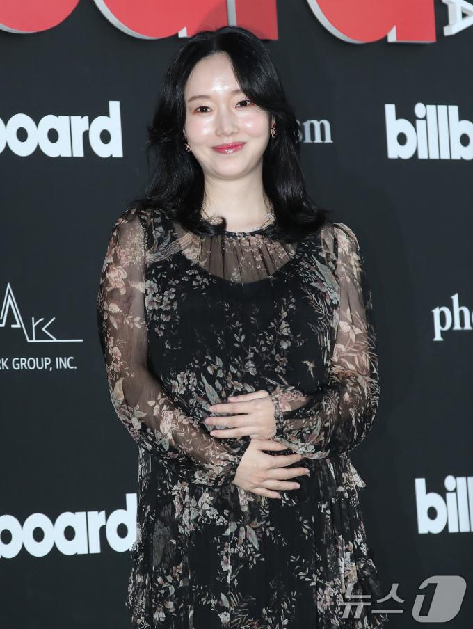 가수 이정현이 27일 서울 중구 신라호텔 영빈관에서 열린 ‘빌보드 케이 파워 100(Billboard K POWER 100)’ 행사에서 배 속에 있는 둘째 '복덩이'를 손으로 감싸며 포즈를 취하고 있다. ⓒ News1 권현진 기자