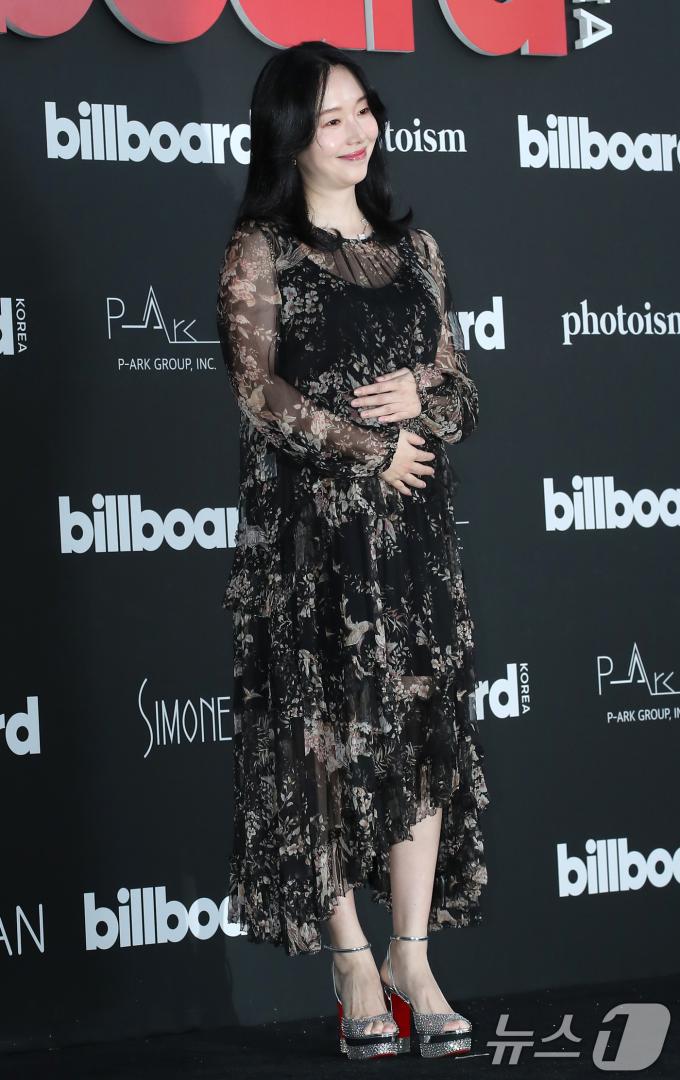 가수 이정현이 27일 서울 중구 신라호텔 영빈관에서 열린 ‘빌보드 케이 파워 100(Billboard K POWER 100)’ 행사에서 포즈를 취하고 있다. ⓒ News1 권현진 기자
