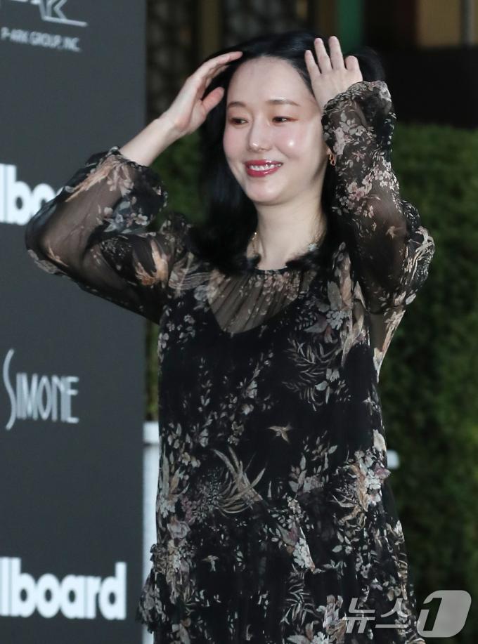 가수 이정현이 27일 서울 중구 신라호텔 영빈관에서 열린 ‘빌보드 케이 파워 100(Billboard K POWER 100)’ 행사에서 미솔르 짓고 있다. ⓒ News1 권현진 기자