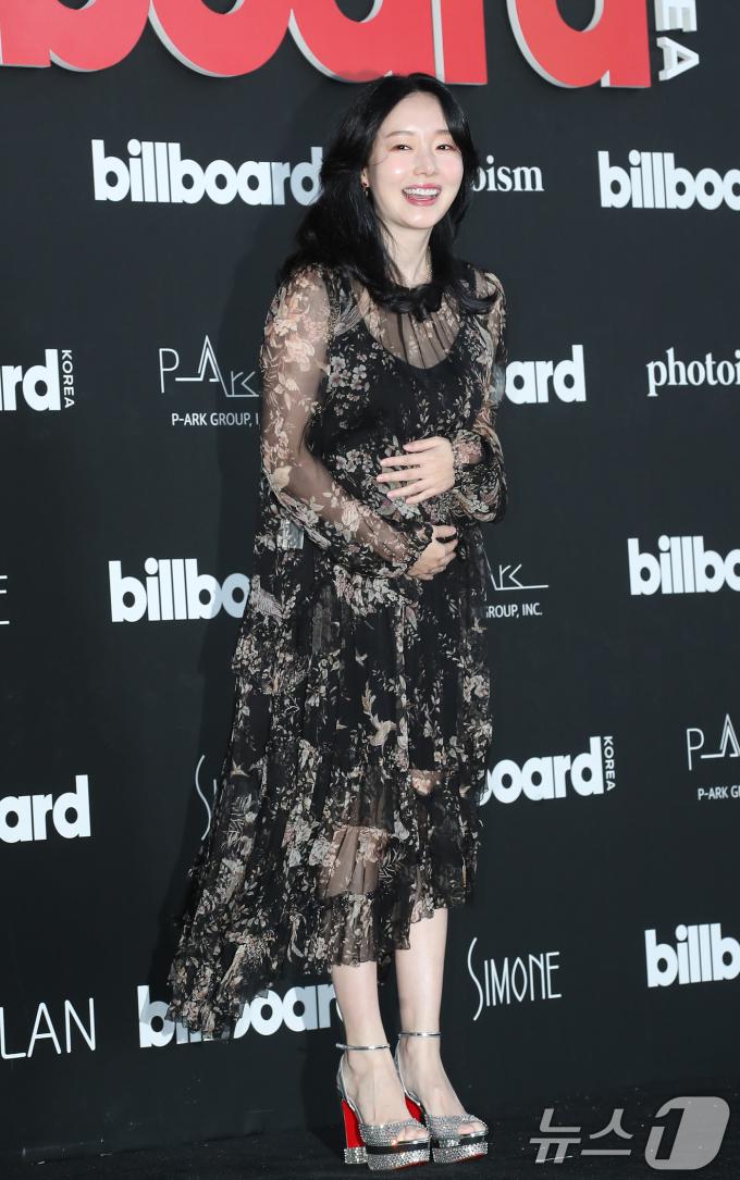 가수 이정현이 27일 서울 중구 신라호텔 영빈관에서 열린 ‘빌보드 케이 파워 100(Billboard K POWER 100)’ 행사에서 인사를 하고 있다. ⓒ News1 권현진 기자
