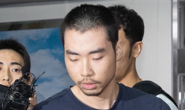  14명의 사상자를 낸 '서현역 흉기난동' 사건의 피의자 최원종이 지난해 8월 검찰로 송치되는 모습. 사진제공=뉴스
