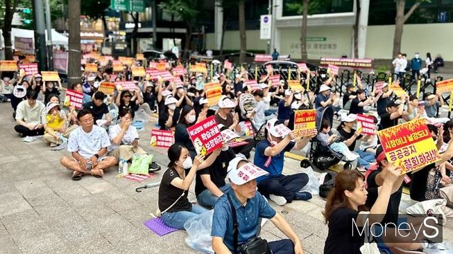 서울시교육청이 올림픽파크포레온 단지 내 중학교에 대해 분교 설립에 나선다. 사진은 지난 7월 올림픽파크 포레온 입주예정자들이 서울시의 단지 내 학교부지 공공공지화 추진에 반대하는 집회를 열었던 모습. /사진=김성아 기자