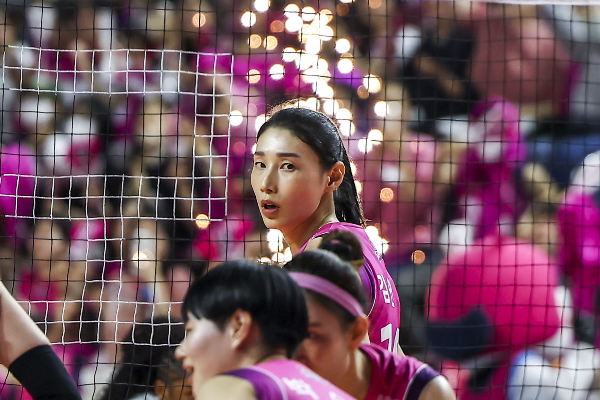 한국여자배구에 한 획을 그은 흥국생명의 김연경이 지도자가 되고 싶다는 생각을 내비쳤다. 사진은 지난 2023-2024시즌 챔피언결정전 3차전 흥국생명 핑크스파이더스와 현대건설 힐스테이트의 경기에서 김연경이 동료를 바라보는 모습. /사진=뉴시스