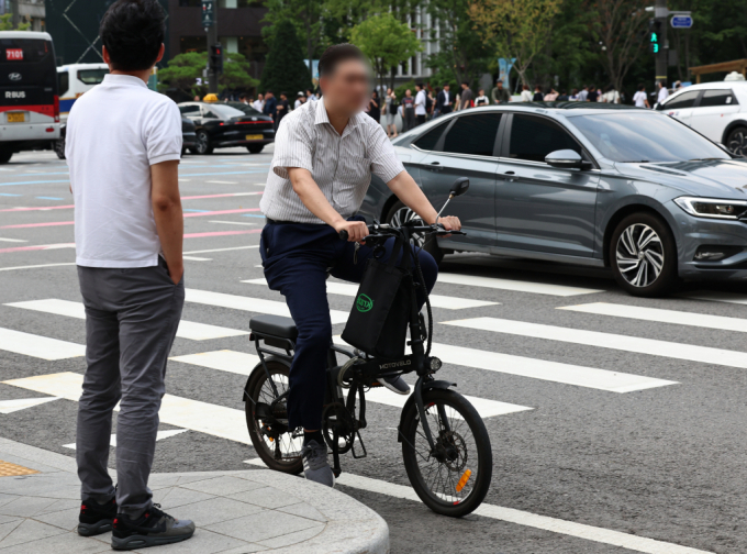 성년후견인이 대신 처벌의 여부를 정할 수 있는지 묻는 손주의 사연이 전해졌다. 사진은 자전거를 주행하는 시민의 모습. /사진=뉴시스