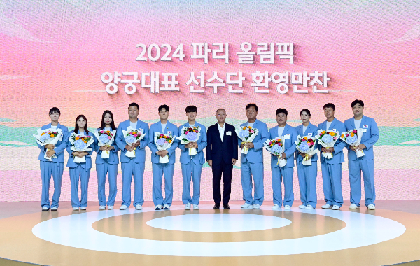 27일 오후 현대자동차그룹과 대한양궁협회는 서울 광진구 그랜드 워커힐 서울에서 2024 파리올림픽 양궁 국가대표 선수단에게 포상금을 수여했다. 사진은 왼쪽부터 차례대로 임시현, 전훈영, 남수현, 김우진, 이우석, 김제덕, 정의선 회장, 홍승진 총감독, 양창훈 감독, 김문정 코치, 박성수 감독, 임동현 코치의 모습. /사진=뉴스1