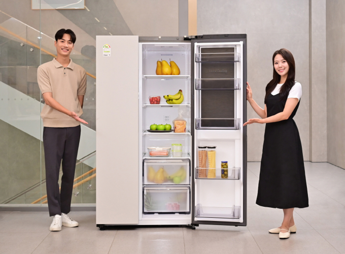 28일 삼성스토어 대치점에서 삼성전자 모델이 AI 기능을 강화한 '양문형 냉장고' 신제품을 소개하고 있다. / 사진=삼성전자 