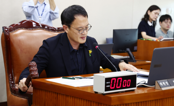 간호법 제정안이 28일 국회 보건복지위원회를 통과해 이날 오후 국회 본회의에 상정될 예정이다. 사진은 박주민 보건복지위원장이 28일 서울 여의도 국회에서 열린 보건복지위원회 전체회의에서 간호법 제정안을 통과시키는 모습. /사진=뉴스1
