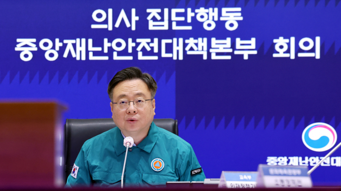 정부가 28일 추석 연휴 전후 2주를 '비상응급 대응주간'으로 지정했다. 사진은 조규홍 보건복지부 장관이 28일 서울 종로구 정부서울청사에서 열린 의사 집단행동 중앙재난안전대책본부 회의에서 모두발언 하는 모습. /사진=뉴스1