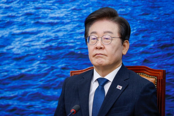 이재명 더불어민주당 대표가 한동훈 국민의힘 대표의 의대 증원 유예안에 대해 불가피한 대안 중 하나라며 공감하는 모습을 보였다. 사진은 이 대표가 28일 서울 여의도 국회에서 열린 최고위원회의에 참석한 모습. /사진=뉴스1 