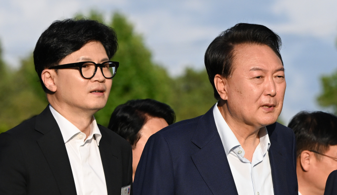 윤석열 대통령과 한동훈 국민의힘 대표가 오는 30일 진행하려 했던 만찬을 추석 이후로 연기했다. 사진은 윤 대통령(오른쪽)이 지난달 24일 서울 용산 대통령실 청사에서 국민의힘 신임 당 지도부 만찬에 앞서 한 대표와 이동하는 모습. /사진=뉴시스(대통령실 제공) 