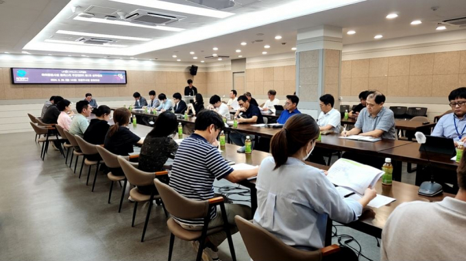 의정부시 공무원으로 구성된 추진단과 LH 사업 관계자들이 ‘아이돌봄시설 클러스터’ 조성을 위한 첫 실무회의를 갖고 있다. / 사진제공=의정부시