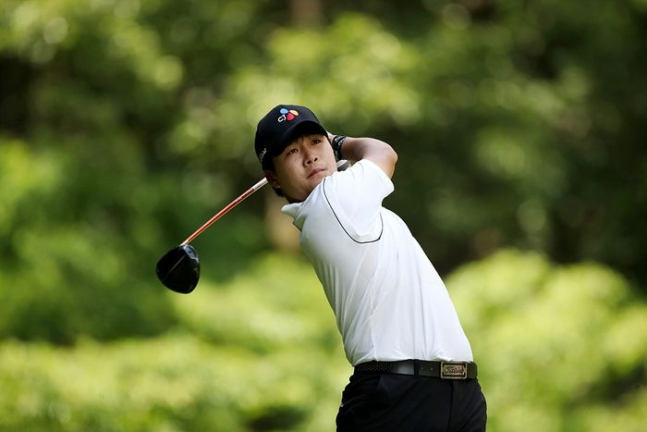 KPGA 투어 시즌 상금 순위 1위 김민규의 경기 모습. /사진= KPGA
