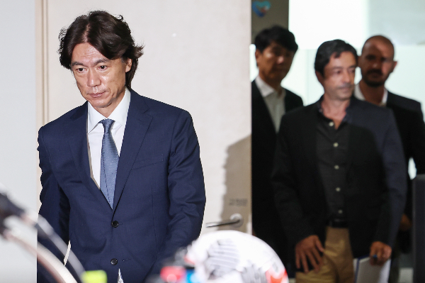 이번 아시아 지역 3차 예선 2연전에 나설 한국 축구대표팀 명단 26명 중 10명이 울산HD 출신이어서 다시 한 번 '의리 축구' 논란이 일고 있다. 사진은 지난 26일 기자회견에 나서는 홍명보 감독과 외국인 코치진의 모습. /사진=뉴스1