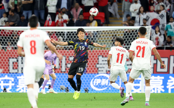 울산 출신 선수 10명이 이번 엔트리에 포함됐다. 사진은 지난 2월 2023 아시아축구연맹(AFC) 카타르 아시안컵 준결승 요르단과 대한민국의 경기에서 헤더를 하는 김영권의 모습. /사진=뉴스1