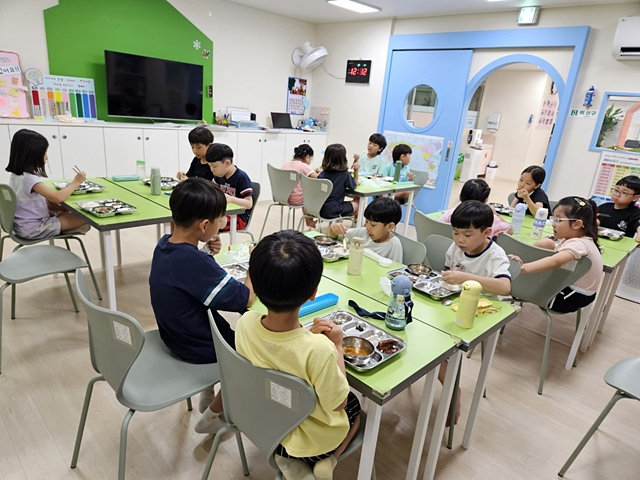 구미시의 '24시 전담 초등 돌봄시설' 인 한 센터에서 초등생들에게 방학 중 급식을 제공하고 있다./사진제공=경북 구미시
