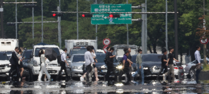 29일은 전국에 당분간 무더위가 지속되는 가운데 강원영동과 경상권, 제주도는 비가 내릴 전망이다. 사진은 지열로 인한 아지랑이가 피어 있는 모습. /사진=뉴스1