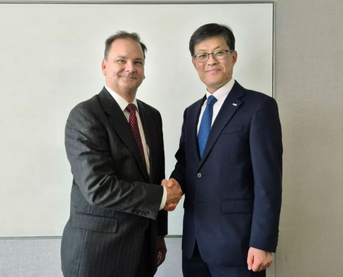 한국거래소가 아시아에서 3번째로 인덱스산업협회(IIA)에 가입했다. 사진은 피오나 바세트 인덱스산업협회 회장(왼쪽)과 김기경 한국거래소 경영지원본부 부이사장. /사진=한국거래소