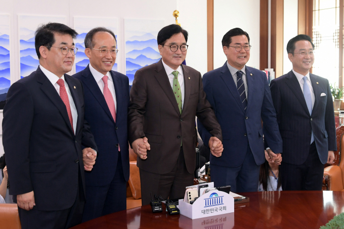 여·야가 다음달 26일 국회 본회의에서 방송4법, 전 국민 25만원 지원법, 노란봉투법 등을 재표결하기로 합의했다. 사진은 28일 서울 여의도 국회에서 우원식 국회의장 주재로 여·야 원내대표가 회동한 모습. 왼쪽부터 배준영 국민의힘 원내수석부대표, 추경호 국민의힘 원내대표, 우원식 국회의장, 박찬대 더불어민주당 원내대표, 박성준 더불어민주당 원내수석부대표. /사진=뉴스1(공동취재) 