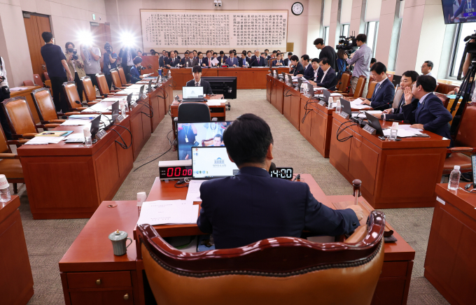 간호법 제정안이 28일 국회 법제사법위원회에서 통과됐다. 사진은 지난 27일 서울 여의도 국회에서 열린 법사위 전체회의에서 정청래 법사위원장이 개의 선언을 하며 의사봉을 두드리는 모습. /사진=뉴시스