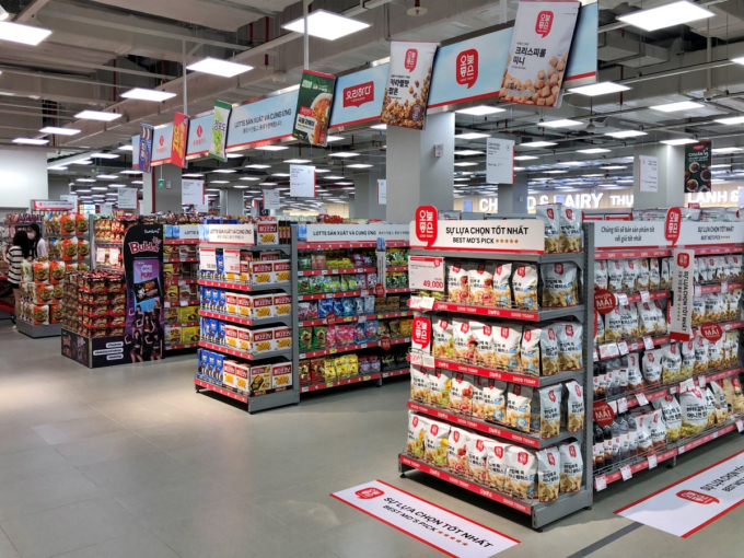 롯데 유통군은 28일 싱가포르 최대 유통업체 'NTUC FairPrice(페어프라이스)'와 PB 상품을 공급 및 판매하는 업무 협약을 체결하고 싱가포르 전역에 제품을 공급키로 했다. 사진은 베트남 하노이 웨스트레이크에 있는 롯데마트 웨스트레이크점 PB존의 모습. /사진=롯데쇼핑