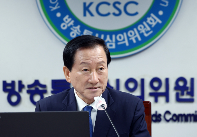 방송통신심의위원회는 딥페이크 디지털 성범죄 사태 피해 대책 마련을 위해 글로벌 온라인플랫폼 사업자들과 협의체를 구성한다. 사진은 류희림 방송통신심의위원회(방심위) 위원장이 28일 서울 양천구 방송회관에서 제22차 방심위 전체회의를 주재하는 모습. /사진=뉴스1