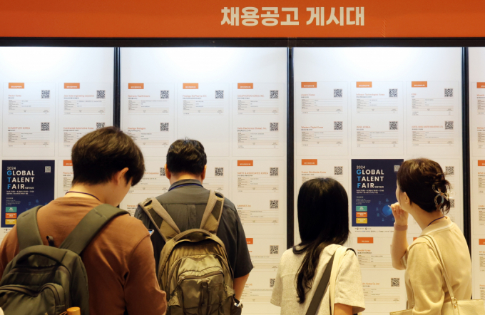 한국경제인협회 조사결과 올해 하반기 대기업 10곳 중 6곳은 채용 계획이 없거나 미정인 것으로 나타났다. 사진은 지난 27일 서울 강남구 코엑스에서 열린 2024 글로벌 탤런트 페어에서 구직자들이 채용정보를 확인하는 모습. / 사진=뉴스1 김명섭 기자 