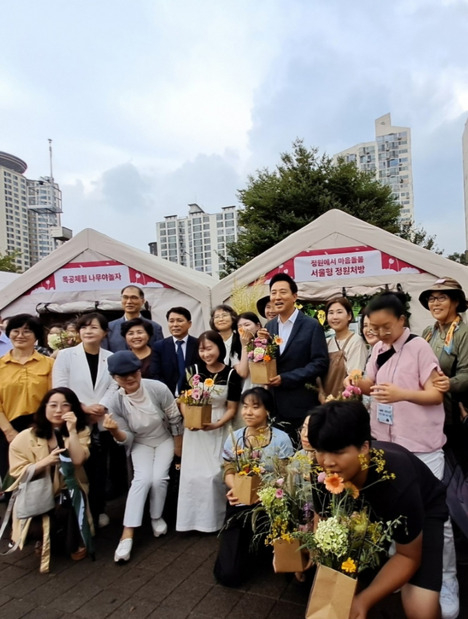 한국치유환경연구소가 대한민국정원산업박람회에서 자기돌봄 프로그램 등 정원치유 프로그램을 진행한다. 사진은 지난 26일 대한민국정원산업박람회에 오세훈 서울시장과 백현진 한국치유환경연구소 대표 등이 참석한 모습. /사진=한국치유환경연구소