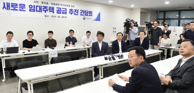 박상우 국토교통부 장관이 28일 서울 용산구 백범로 베르디움 프렌즈에서 열린 '임대주택 공급 추진 간담회'에 참석해 최장 20년 동안 거주할 수 있는 '신유형 장기 민간임대주택'을 2035년까지 최대 10만가구 공급하겠다는 계획을 발표했다. 사진은 간담회 모습. /사진=임한별 기자