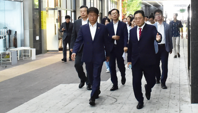 박상우 국토교통부 장관이 28일 서울 용산구 백범로 베르디움 프렌즈에서 열린 '임대주택 공급 추진 간담회'에 참석해 최장 20년 간 거주할 수 있는 '신유형 장기 민간임대주택'을 2035년까지 최대 10만가구 공급하겠다고 밝혔다. 사진은 박 장관이 현장 시찰을 나서는 모습. /사진=임한별 기자