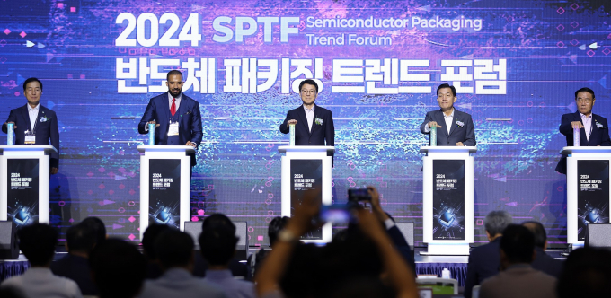 김성중 경기도 행정1부지사(오른쪽 세번째)와 이재준 수원시장(오른쪽 두 번째) 등이 28일 수원컨벤션센터에서 '2024 차세대 반도체 패키징 산업전' 개막을 알리고 있다. /사진제공=경기도