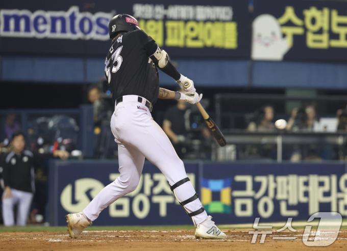 [사진] 안타치는 KT 김민혁