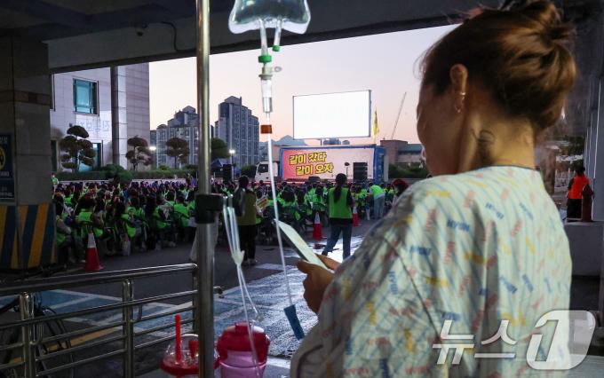 [사진] 파업 전야제 현장 바라보는 환자