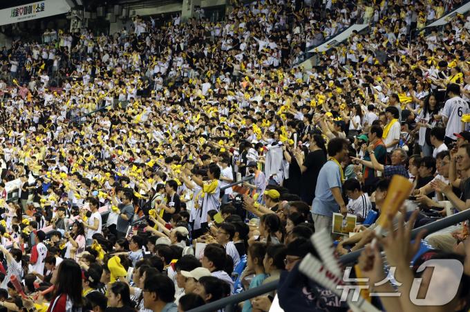 [사진] 프로야구, 사상 첫 900만 관중 돌파