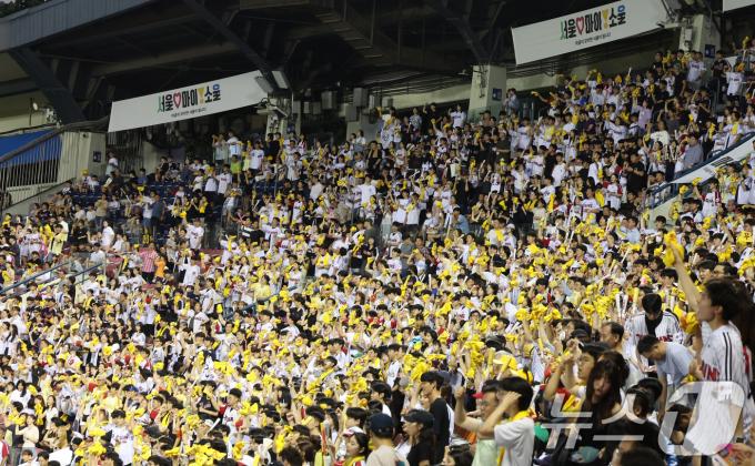 [사진] KBO리그 관중 신기록 행진 900만 눈앞