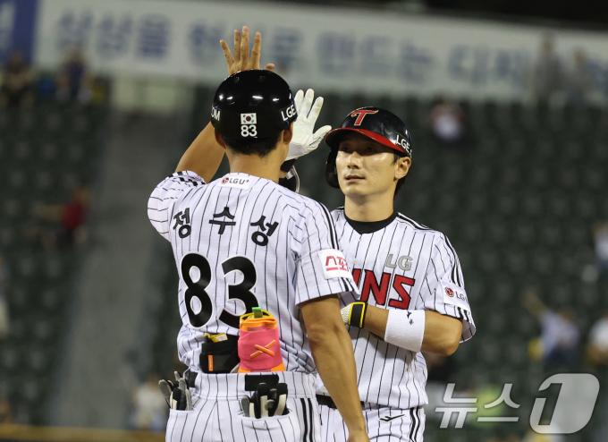[사진] 안타로 1루 진루한 신민재