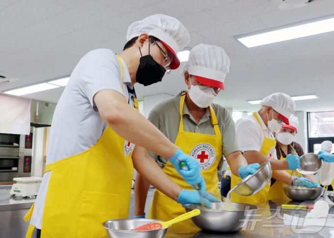 [사진] '사랑의 빵 나눔' 봉사활동 나선 헌재