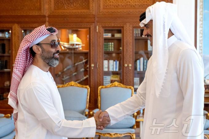 [사진] [포토]카타르 국왕, 타노운 UAE 국가안보보좌관 접견