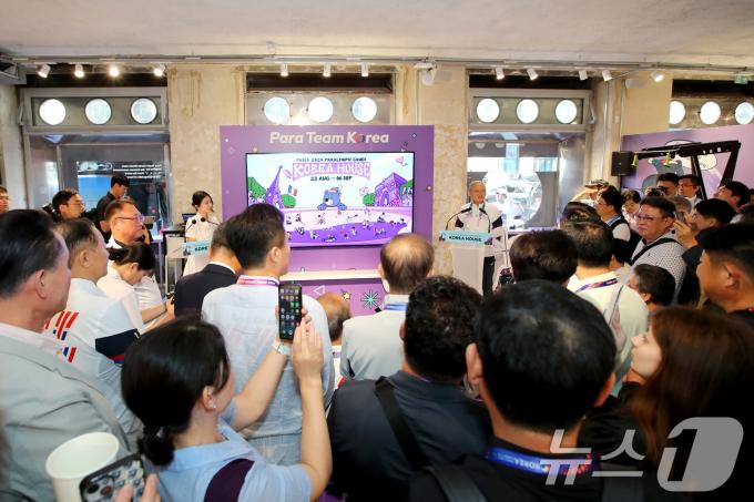 [사진] '파라 팀 코리아하우스' 개관식 축사하는 유인촌 장관