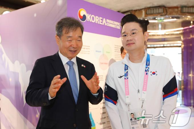 [사진] 대화 나누는 최재철 대사·배동현 선수단장