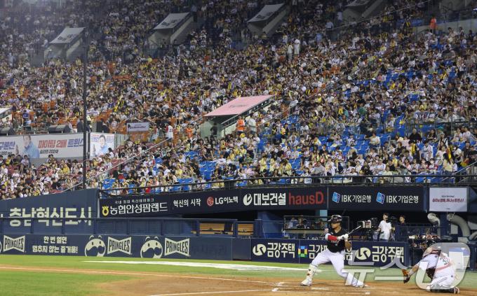 28일 오후 서울 송파구 잠실야구장에서 열린 '2024 신한 SOL 뱅크 KBO리그' KT위즈와 LG 트윈스의 경기에서 야구팬들이 응원을 하고 있다. 2024 KBO리그는 27일까지 605경기를 치르며 누적관중 893만1345명을 기록했다. 900만 관중까지는 6만8655명만 남겨뒀다. 2024.8.28/뉴스1 ⓒ News1 김명섭 기자